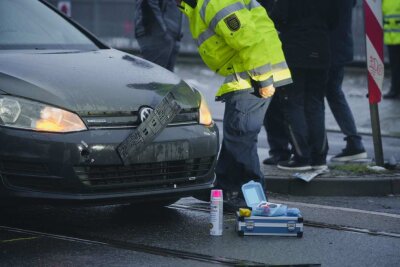 Crash mit PKW: Radfahrer schwerstverletzt - Am 18. Januar kam es in Dresden-Pieschen zu einem Verkehrsunfall. Ein Radfahrer wurde schwer verletzt.  Foto: xcitepress/Finn Becker