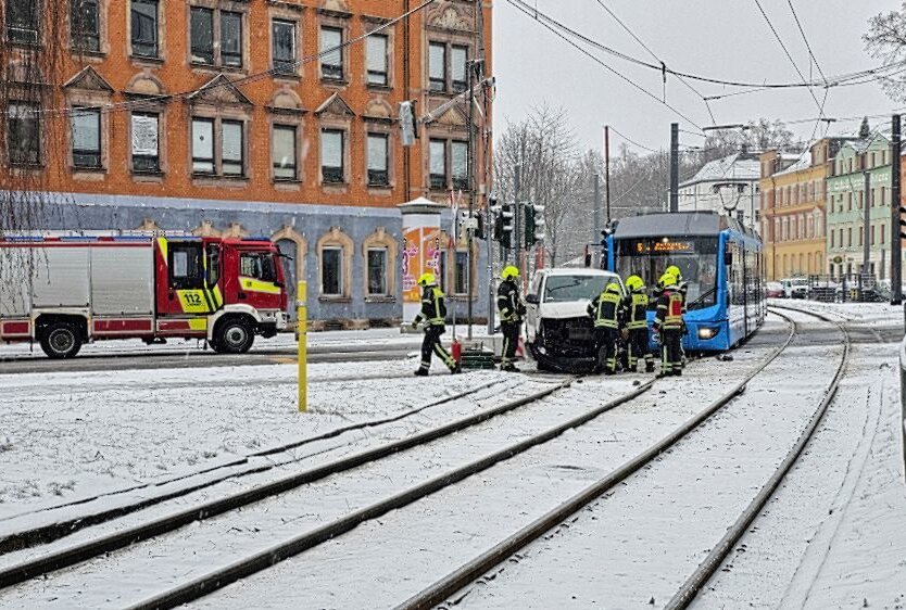 Crash mit Straßenbahn: Kleintransporter rutscht über rote Ampel - Gegen 9 Uhr kam es auf der Adelsbergstraße/Claussstraße zu einem Verkehrsunfall. Foto: Harry Haertel