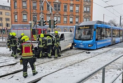 Crash mit Straßenbahn: Kleintransporter rutscht über rote Ampel - Gegen 9 Uhr kam es auf der Adelsbergstraße/Claussstraße zu einem Verkehrsunfall. Foto:Harry Haertel