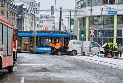 Crash mit Straßenbahn: Kleintransporter rutscht über rote Ampel - Gegen 9 Uhr kam es auf der Adelsbergstraße/Claussstraße zu einem Verkehrsunfall. Foto:Harry Haertel