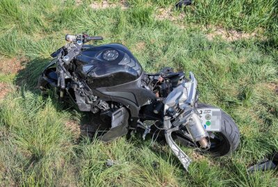 Crash: Motorradfahrer verletzt sich auf B173 schwer - Auf der B173 verletzte sich ein Motorradfahrer schwer. Foto: Marcel Schlenkrich