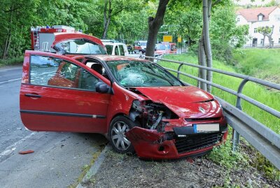 Crash: PKW knallt in Autos und Leitplanke - Auf der Dresdner Straße ereignete sich ein Verkehrsunfall. Foto: Roland Halkasch