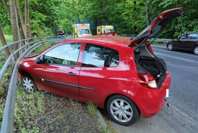 Crash: PKW knallt in Autos und Leitplanke - Auf der Dresdner Straße ereignete sich ein Verkehrsunfall. Foto: Roland Halkasch
