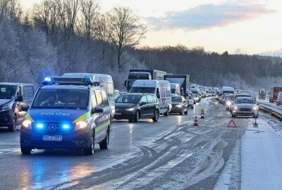 Crash verursacht Stau auf der A4 bei Hohenstein-Ernstthal - Stundenlanger Stau auf der A4 durch den Neuschnee. Foto: Andreas Kretschel
