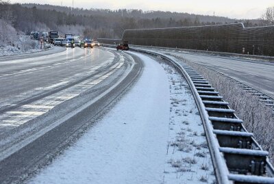 Crash verursacht Stau auf der A4 bei Hohenstein-Ernstthal - Stundenlanger Stau auf der A4 durch den Neuschnee. Foto: Andreas Kretschel
