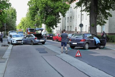Crash: Zwei verletzte Personen in Dresden - In der Grillparzerstraße ereignete sich ein Unfall. Foto: Roland Halkasch