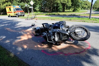 Crash zwischen Biker und Radfahrer: Zwei Schwerverletzte - Auf der Eibenstocker Straße kam es zu einem schweren Verkehrsunfall zwischen einen Fahrradfahrer und einem Motorradfahrer. Foto: Niko Mutschmann
