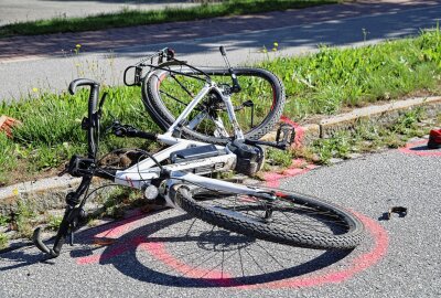 Crash zwischen Biker und Radfahrer: Zwei Schwerverletzte - Auf der Eibenstocker Straße kam es zu einem schweren Verkehrsunfall zwischen einen Fahrradfahrer und einem Motorradfahrer. Foto: Niko Mutschmann