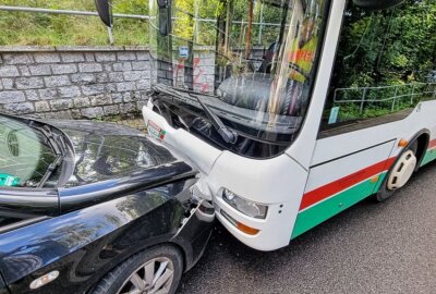 Crash zwischen Bus und PKW in Flöha - Unfall zwischen Bus und PKW endet im Krankenhaus. Foto: Harry Haertel/heartelpress