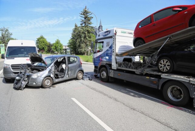 Crash zwischen drei Fahrzeugen: B101 in Schwarzenberg voll gesperrt - Am Donnerstagmorgen kam es zu einem schweren Verkehrsunfall auf der B101. Foto: Niko Mutschmann