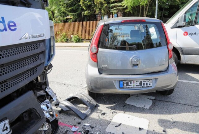Crash zwischen drei Fahrzeugen: B101 in Schwarzenberg voll gesperrt - Am Donnerstagmorgen kam es zu einem schweren Verkehrsunfall auf der B101. Foto: Niko Mutschmann