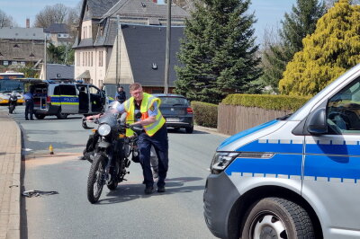 Crash zwischen Motorrad und BMW: Motorradfahrer schwerverletzt - Der Motorradfahrer kam schwerst verletzt in ein Krankenhaus. Foto: Harry Haertel