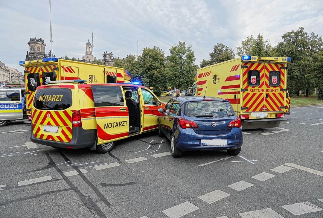 Crash zwischen Notarzteinsatzfahrzeug und PKW - Am Mittwoch ereignete sich gegen 8.20 Uhr auf dem Pirnaischen Platz in Dresden ein Verkehrsunfall. Foto: Roland Halkasch