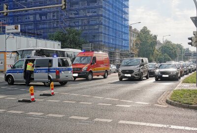 Crash zwischen Notarzteinsatzfahrzeug und PKW - Am Mittwoch ereignete sich gegen 8.20 Uhr auf dem Pirnaischen Platz in Dresden ein Verkehrsunfall. Foto: Roland Halkasch