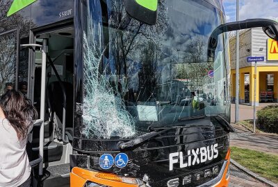 Crash zwischen PKW und Flixbus: Fahrer musste aus Auto befreit werden - Erneuter Unfall mit einem Flixbus: Ein PKW und ein Fernreisebus kollidierten in Dresden. Foto: Roland Halkasch