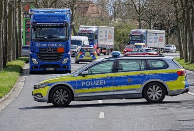 Crash zwischen PKW und Flixbus: Fahrer musste aus Auto befreit werden - Erneuter Unfall mit einem Flixbus: Ein PKW und ein Fernreisebus kollidierten in Dresden. Foto: Roland Halkasch