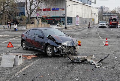 Crash zwischen PKW und Rettungswagen führt zu Totalschaden - In Dresden kam es zu einem Verkehrsunfall zwischen einem PKW und einem RTW. Foto: Roland Halkasch