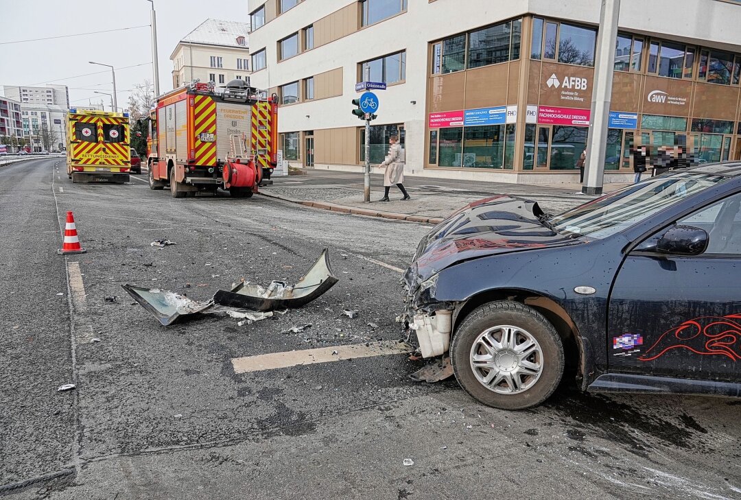 Crash zwischen PKW und Rettungswagen führt zu Totalschaden - In Dresden kam es zu einem Verkehrsunfall zwischen einem PKW und einem RTW. Foto: Roland Halkasch