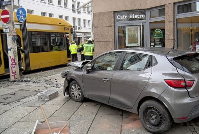  Am 08.12.2021 kam es gegen 8.10 Uhr auf der Hoyerswerdaer Straße/Tieckstraße zu einem Verkehrsunfall zwischen einem PKW Renault Clio und einer Straßenbahn. Foto: Roland Halkasch