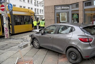 Crash zwischen PKW und Straßenbahn -  Am 08.12.2021 kam es gegen 8.10 Uhr auf der Hoyerswerdaer Straße/Tieckstraße zu einem Verkehrsunfall zwischen einem PKW Renault Clio und einer Straßenbahn. Foto: Roland Halkasch