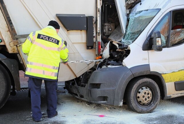 In Oelsnitz kam es heute zu einem Unfall zwischen einem Transporter und einem Müllfahrzeug. Foto: Niko Mutschmann