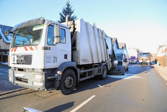 Crash zwischen Transporter und Müllfahrzeug in Oelsnitz fordert Verletzten - In Oelsnitz kam es heute zu einem Unfall zwischen einem Transporter und einem Müllfahrzeug. Foto: Niko Mutschmann