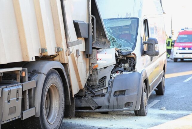 Crash zwischen Transporter und Müllfahrzeug in Oelsnitz fordert Verletzten - In Oelsnitz kam es heute zu einem Unfall zwischen einem Transporter und einem Müllfahrzeug. Foto: Niko Mutschmann