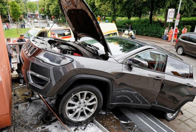 Crash zwischen zwei PKW: Jeep kollidiert mit Hauswand - In Chemnitz ist ein PKW Jeep mit einem PKW VW kollidiert und gegen eine Hauswand gefahren. Foto: Harry Härtel