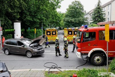 Crash zwischen zwei PKW: Jeep kollidiert mit Hauswand - In Chemnitz ist ein PKW Jeep mit einem PKW VW kollidiert und gegen eine Hauswand gefahren. Foto: Harry Härtel