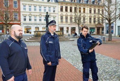 Crimmitschau: Neue Bürgerpolizisten sorgen für Präsenz - Carsten Mahn (Mitte) mit Gabriel Siegel (rechts) und David Heuschneider vom Ordnungsamt. Foto: Michel