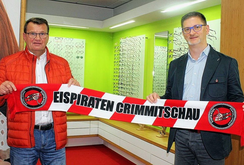 Crimmitschauer Optiker unterstützt weiter die Eispiraten und den ETC - Stefan Steinbock und Andreas Näser freuen sich über die weitere Zusammenarbeit. Foto: Eispiraten