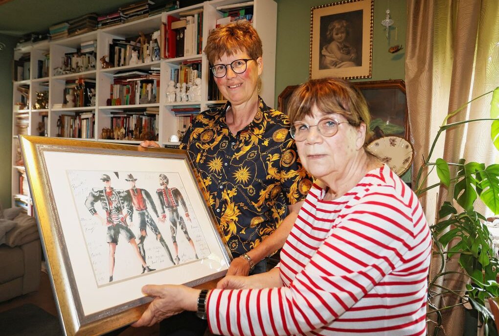 Crimmitschauerin gilt als die "Frau Lagerfeld des Ostens" - Elke Schleuß-Gillmeister (rechts) zeigt  Kitty Dudacy ihre Entwürfe. Foto: Mario Dudacy