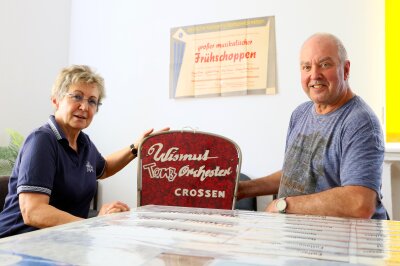 Crossen lässt es zum 800. Geburtstag richtig krachen! - Auch Ursula Kramer und Michael Lissner besuchten die Ausstellung im Rathaus.