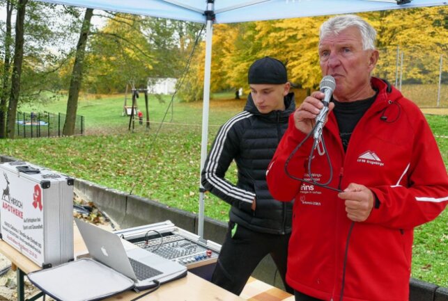 Crossläufer beweisen in Gelenau ihre Ausdauer - Als Moderator fungierte wieder einmal LV-90-Trainer Dieter Hertel. Foto: Andreas Bauer