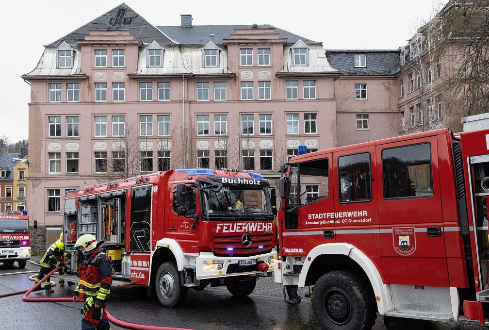 Am Sonntagnachmittag brande im Ortsteil Cunersdorf eine ehemalige Tricotagenfabrik. Foto: Blaulicht&Stormchasing