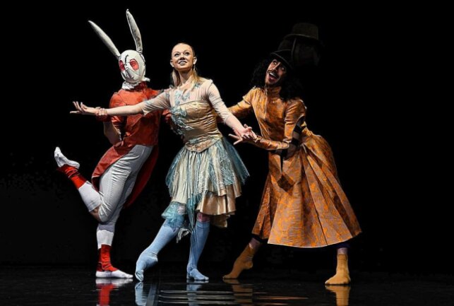 Die Delattre Dance-Company aus Mainz präsentiert das Ballettmärchen "Alice im Wunderland". Foto: Folker Gratz