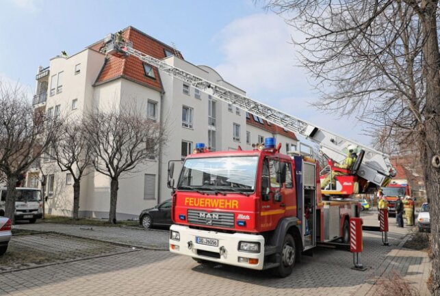 Dach vermeintlich bei Dachdeckerarbeiten entzündet -  Dachbrand am Kamelienweg in Laubegast Foto: Roland Halkasch
