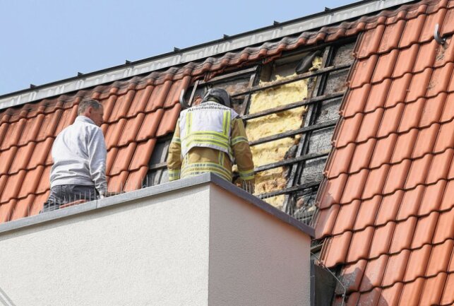 Dach vermeintlich bei Dachdeckerarbeiten entzündet -  Dachbrand am Kamelienweg in Laubegast Foto: Roland Halkasch