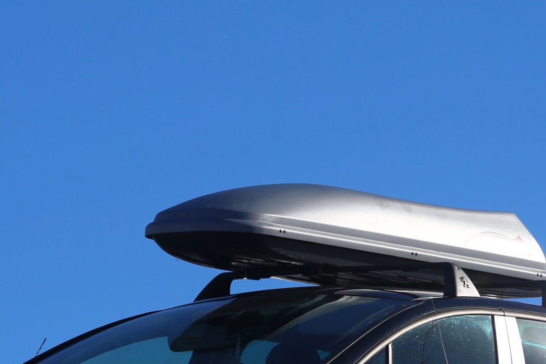 Dachboxen: Nur Originalteile nutzen und richtig beladen - Gewichtskontrolle: Basisträger, Box und Ladung dürfen zusammengerechnet nicht mehr wiegen als die für das Automodell zulässige Dachlast.