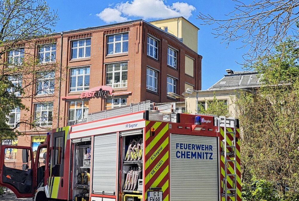 Dachbrand in Chemnitz: Solaranlage fängt Feuer - Zwei Feuerwehren im Einsatz. Fotos- Harry Härtel