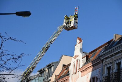 Dachpappe löst sich: "Ylenia" beschert in Leipzig einige Einsätze - Feuerwehreinsatz in Leipzig Stötteritz: Dachschaden. Foto: Anke Brod