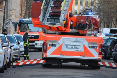Dachpappe löst sich: "Ylenia" beschert in Leipzig einige Einsätze - Feuerwehreinsatz in Leipzig Stötteritz: Dachschaden. Foto: Anke Brod
