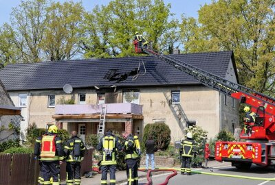Dachstuhl eines Wohnhauses steht in Flammen - Das Feuer hat den Dachstuhl erreicht. Foto: Sören Müller