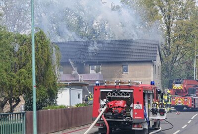 Dachstuhl eines Wohnhauses steht in Flammen - Das Feuer hat den Dachstuhl erreicht. Foto: Sören Müller