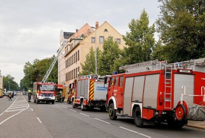 Dachstuhl in Brand: Feuerwehreinsatz in Leipziger Straße - Feuerwehreinsatz in Chemnitz. Foto: Harry Härtel