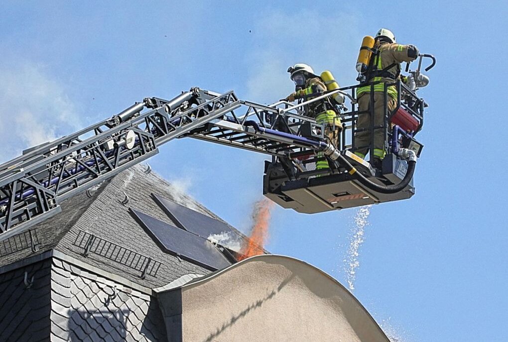 Dachstuhl in Taura steht in Flammen - In Taura kam es gestern zu einem Brand. Foto: Jan Härtel/ChemPic