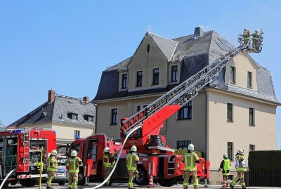 Dachstuhl in Taura steht in Flammen - In Taura kam es gestern zu einem Brand. Foto: Jan Härtel/ChemPic