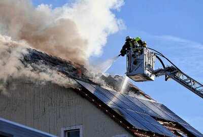 Dachstuhlbrand: Feuerwehr verhindert Schlimmeres - In Brandis kam es zu einem Dachstuhlbrand. Foto: Sören Müller