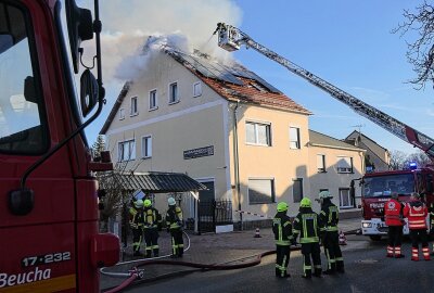 Dachstuhlbrand: Feuerwehr verhindert Schlimmeres - In Brandis kam es zu einem Dachstuhlbrand. Foto: Sören Müller