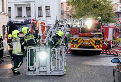 Dachstuhlbrand: Flammen lodern aus Chemnitzer Wohnhaus - Am Freitag kam es zu einem Dachstuhlbrand in Chemnitz. (Foto: Harry Härtel)
